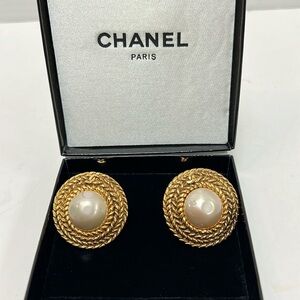 ✨ Vintage Chanel Gold Tone & Faux Pearl Clip-On Earrings – Classic Rope Design
